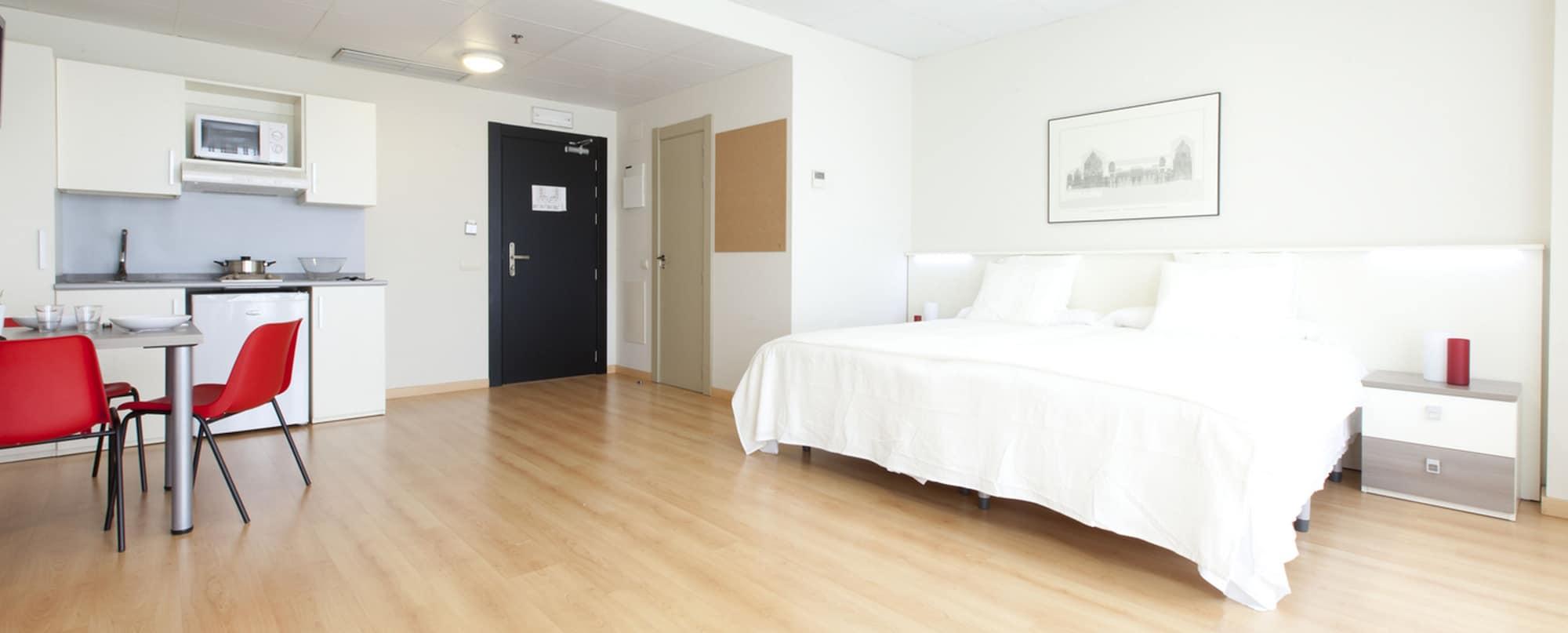 Vértice Roomspace Pensión 3*