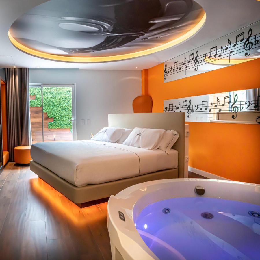 Avenue - Lovely Hotel del amor