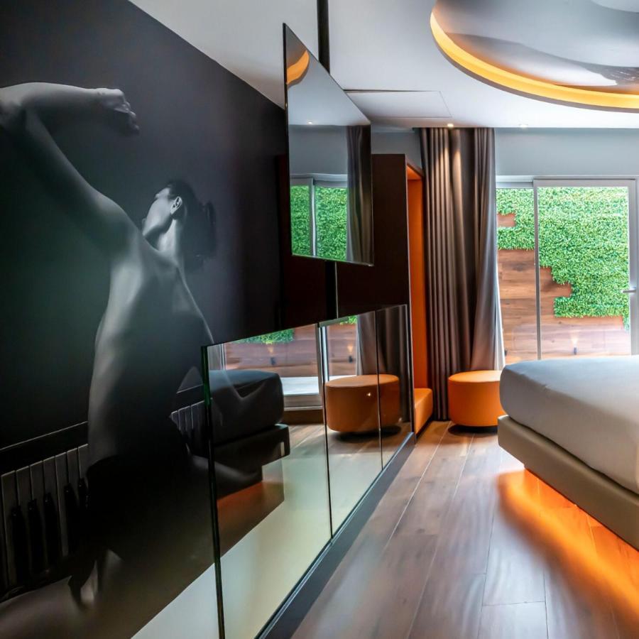 Avenue - Lovely Hotel del amor