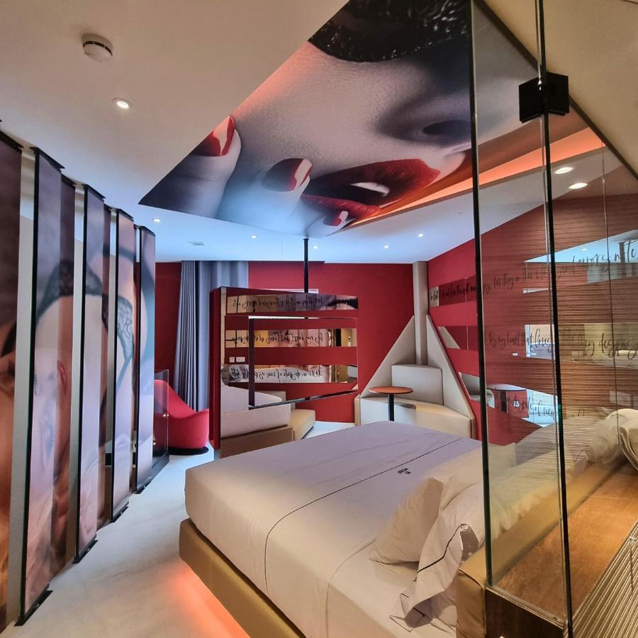 Avenue - Lovely Hotel del amor