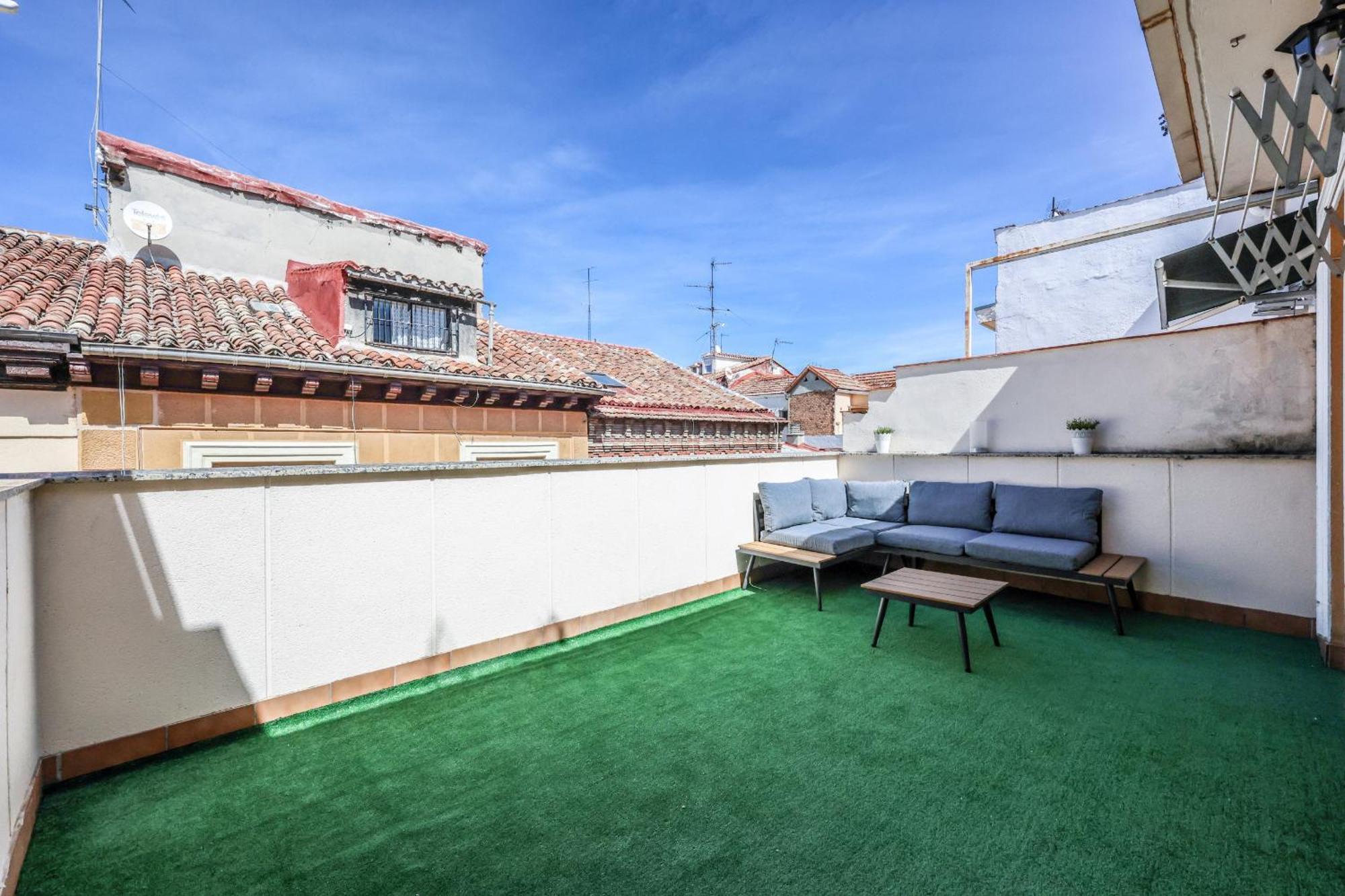 Apartamento Atico Reformado Con Terraza En Tirso De Molina 4 Personas Alquiler Temporal *