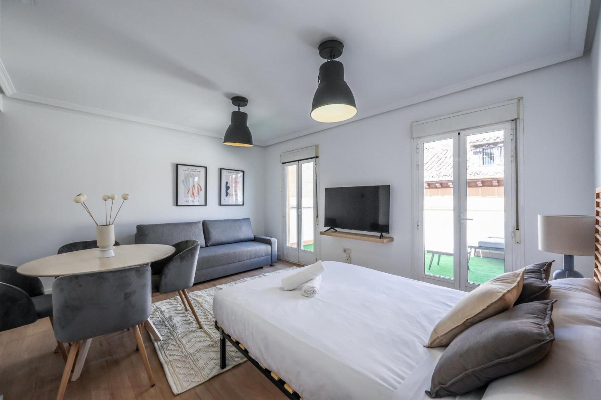 Apartamento Atico Reformado Con Terraza En Tirso De Molina 4 Personas Alquiler Temporal Madrid