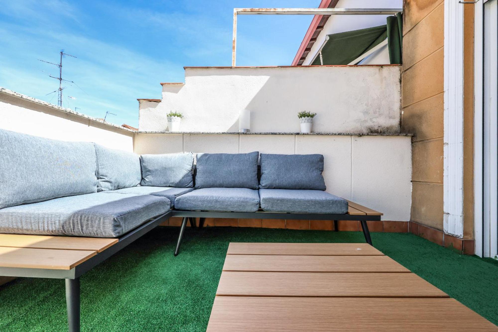 Atico Reformado Con Terraza En Tirso De Molina 4 Personas Alquiler Temporal Apartamento