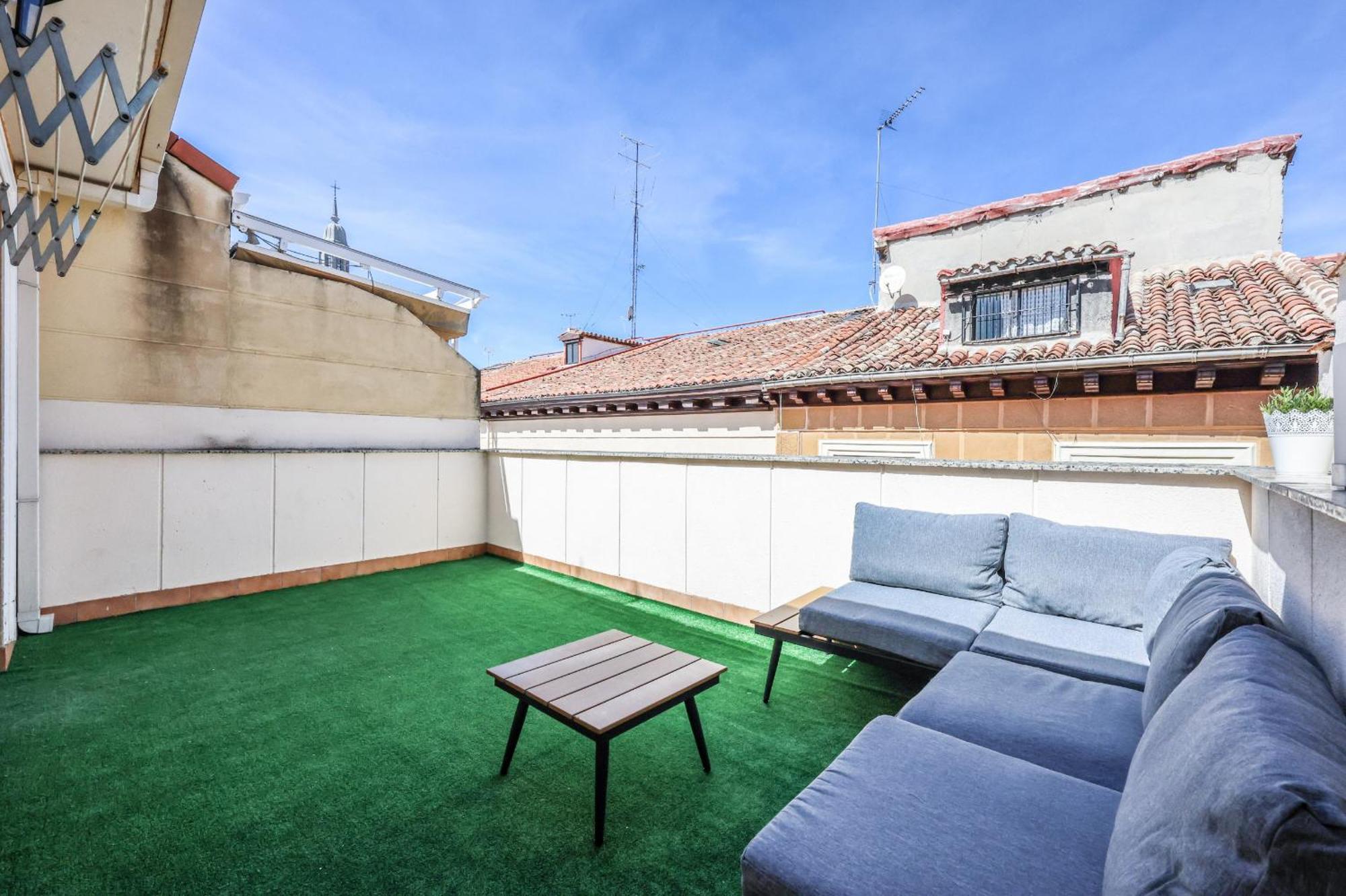Atico Reformado Con Terraza En Tirso De Molina 4 Personas Alquiler Temporal Apartamento *