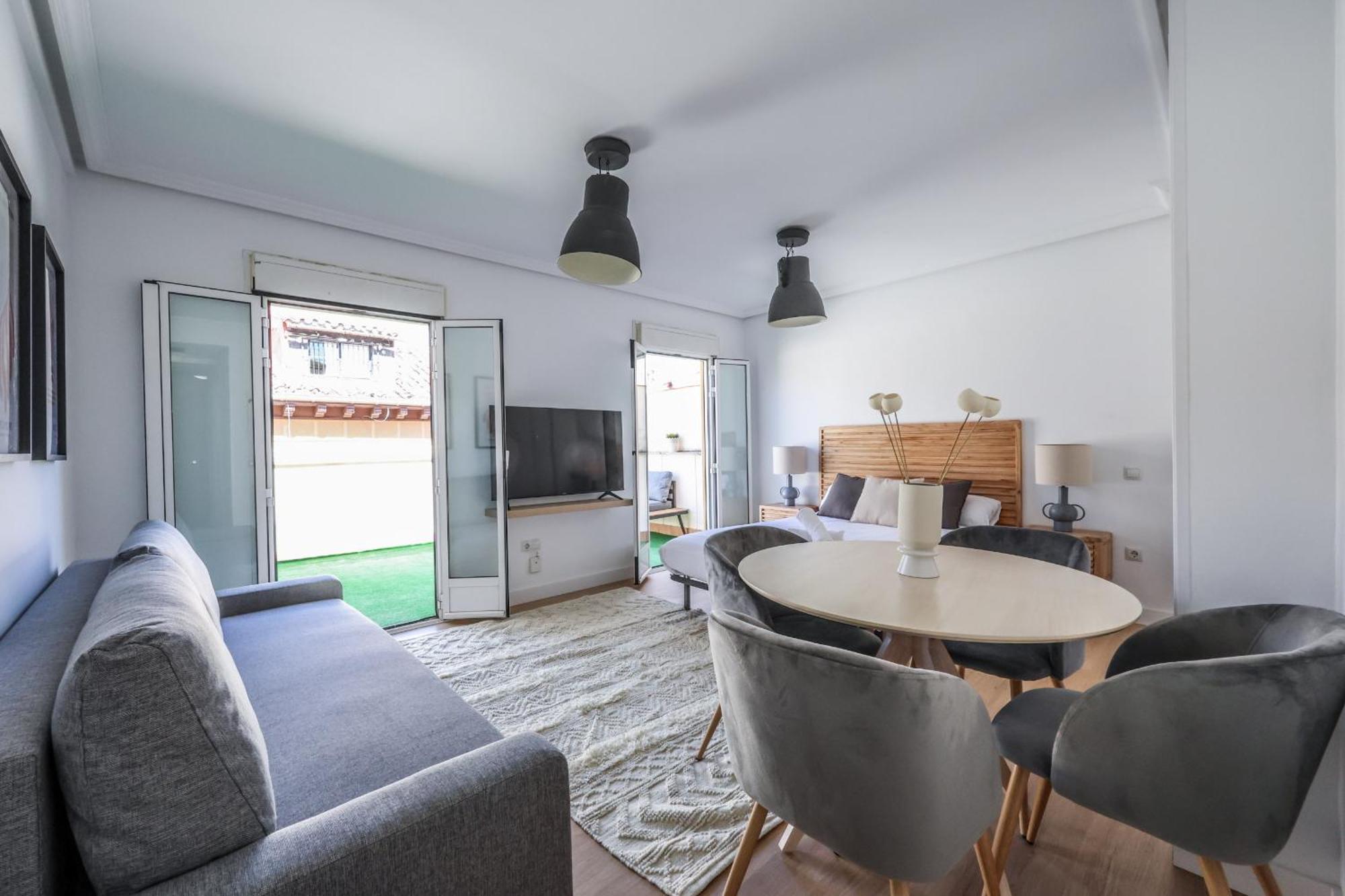 Apartamento Atico Reformado Con Terraza En Tirso De Molina 4 Personas Alquiler Temporal Madrid