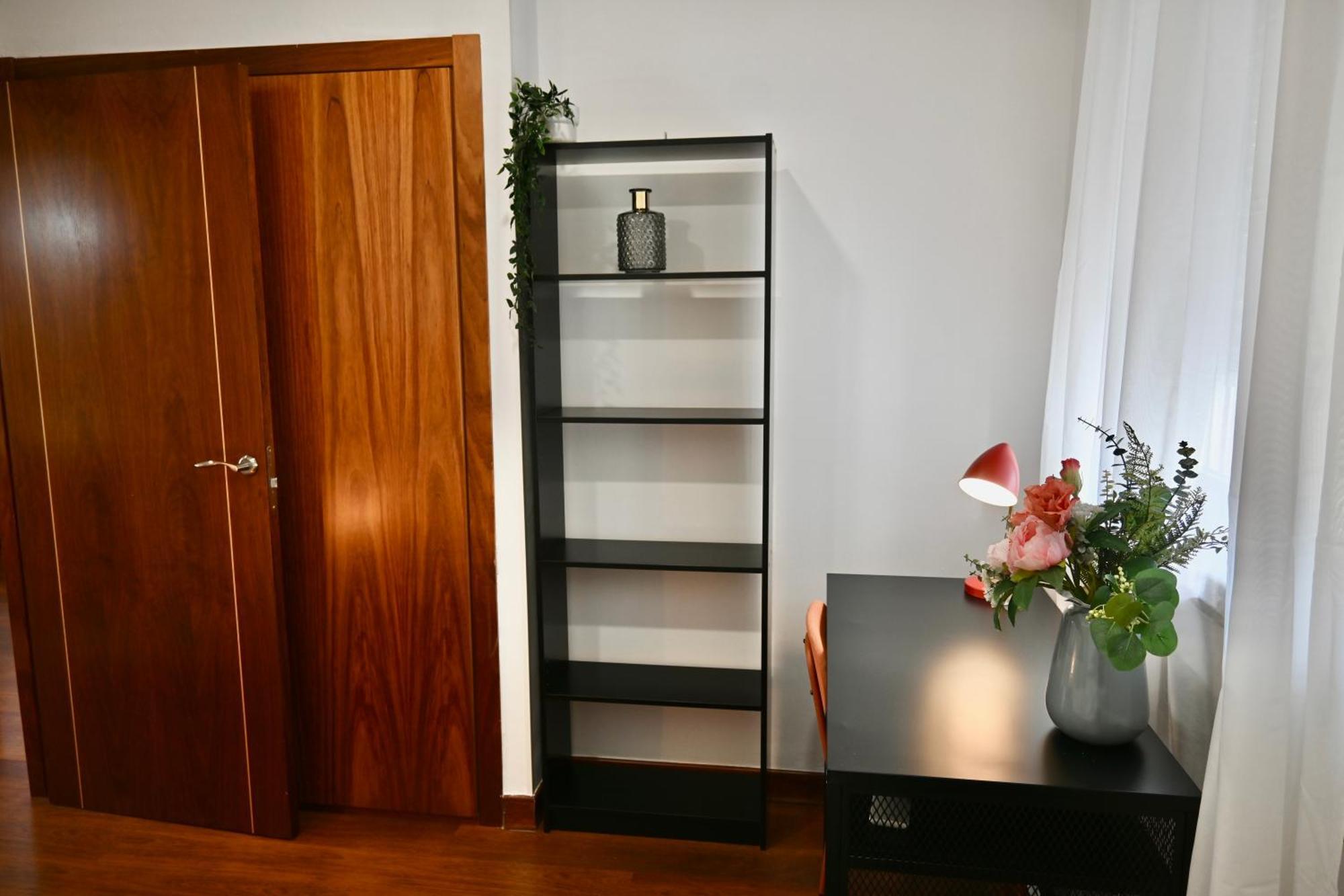 Apartment For Vivienda Temporal De Cuatro En Arganzuela Man102 *