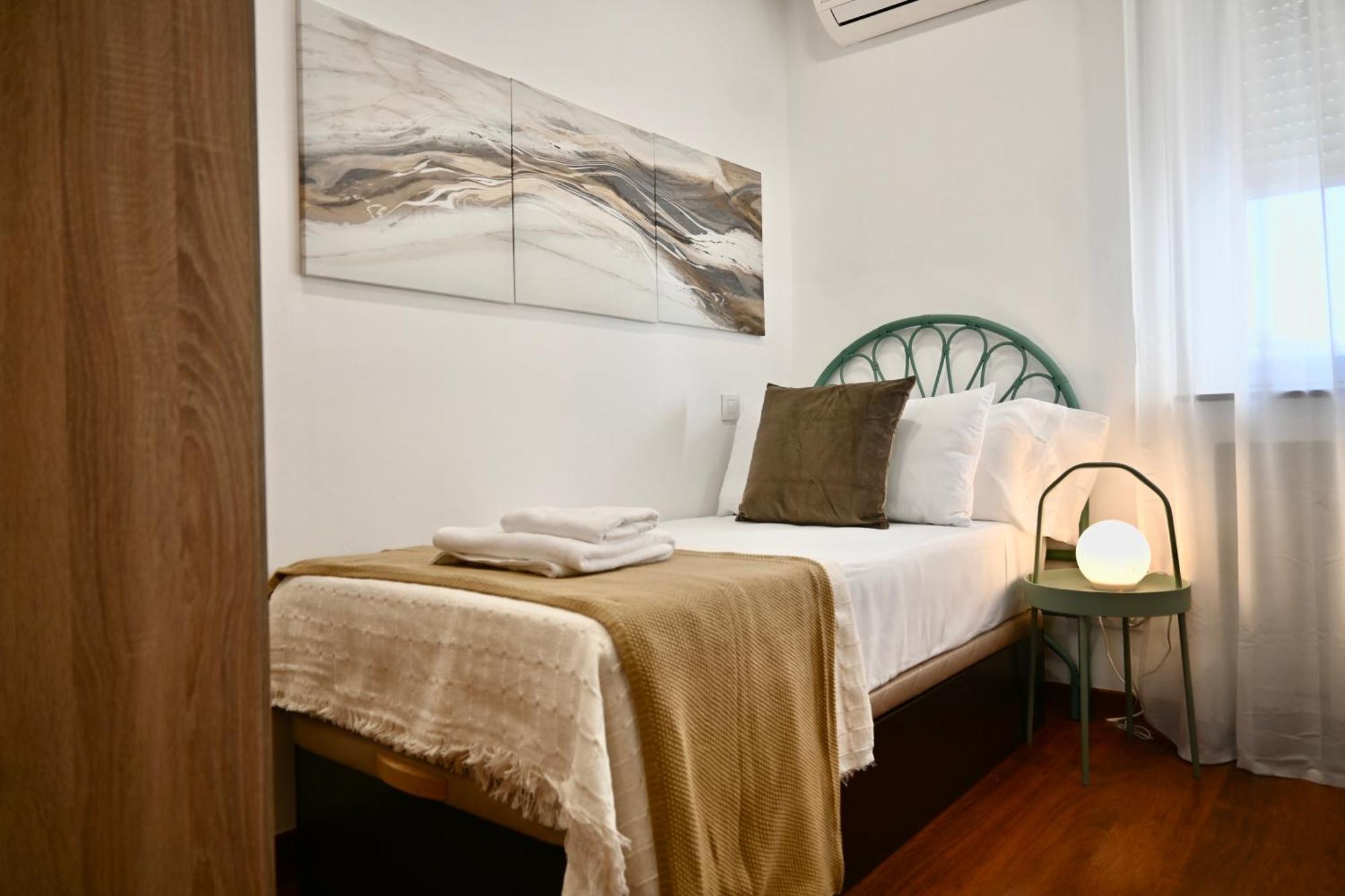 Apartment For Vivienda Temporal De Cuatro En Arganzuela Man102 Madrid