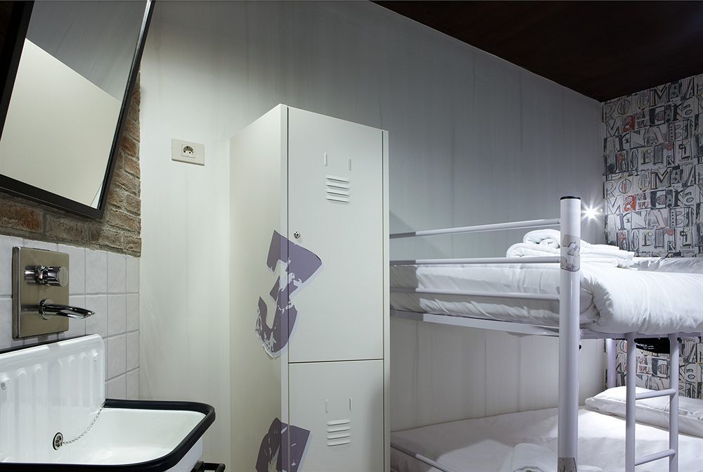 Room00 Ventura * Madrid
