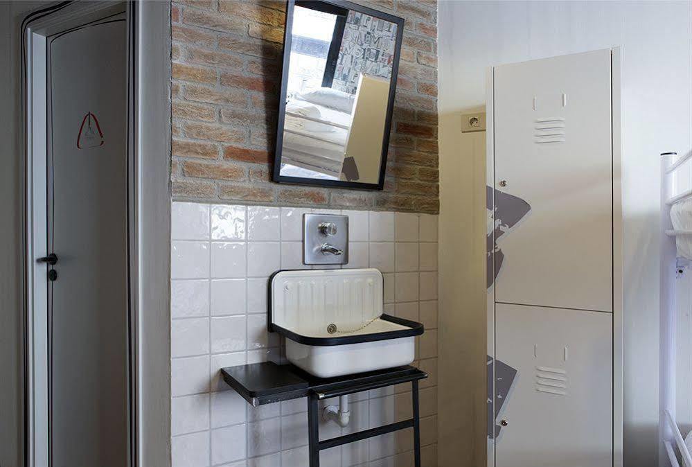 Room00 Ventura Hostal