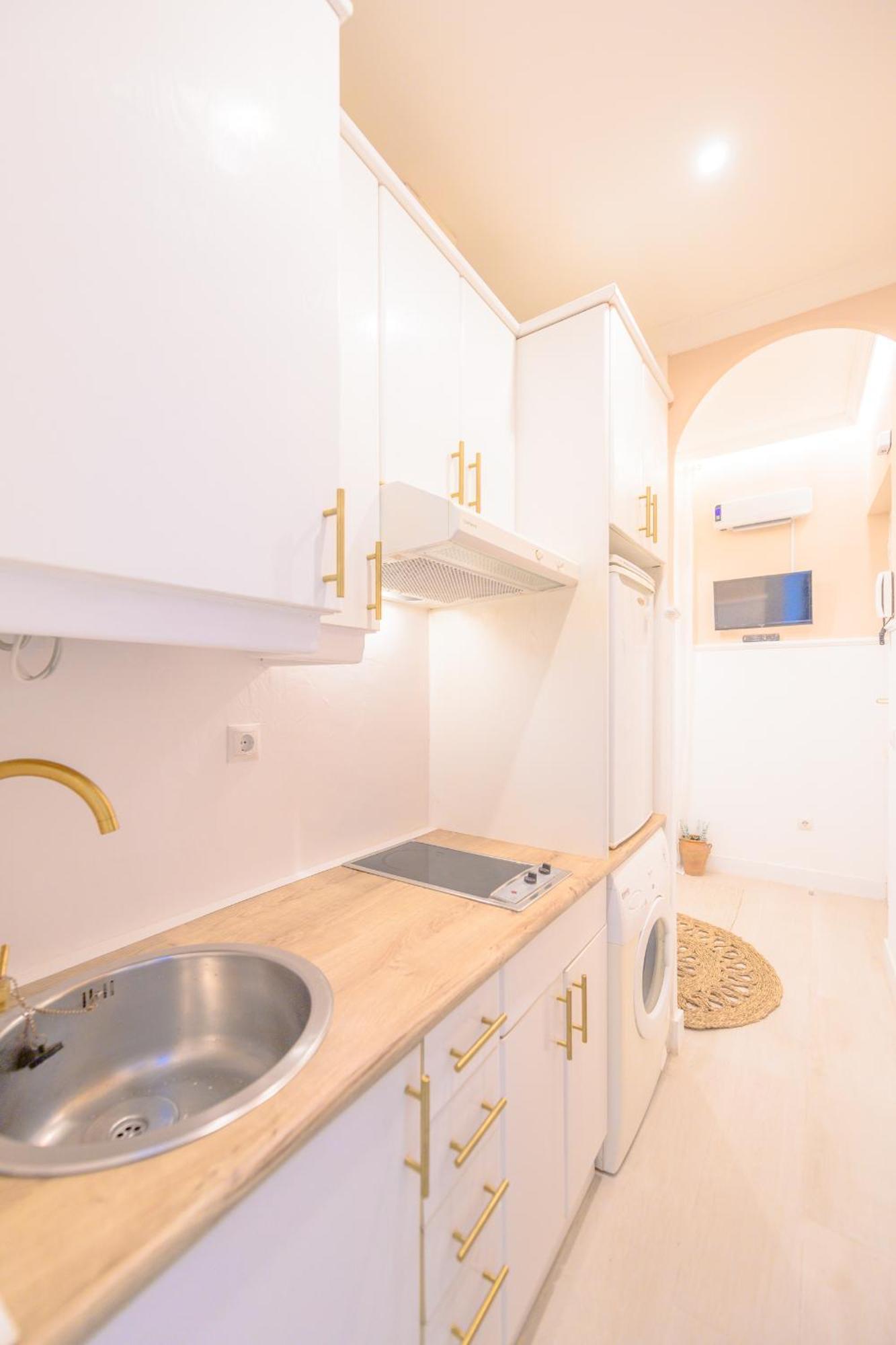 For Encantador Estudio Temporal Con Cama Doble Y Sofa Cama, Patio Compartido Ctg86 * Madrid