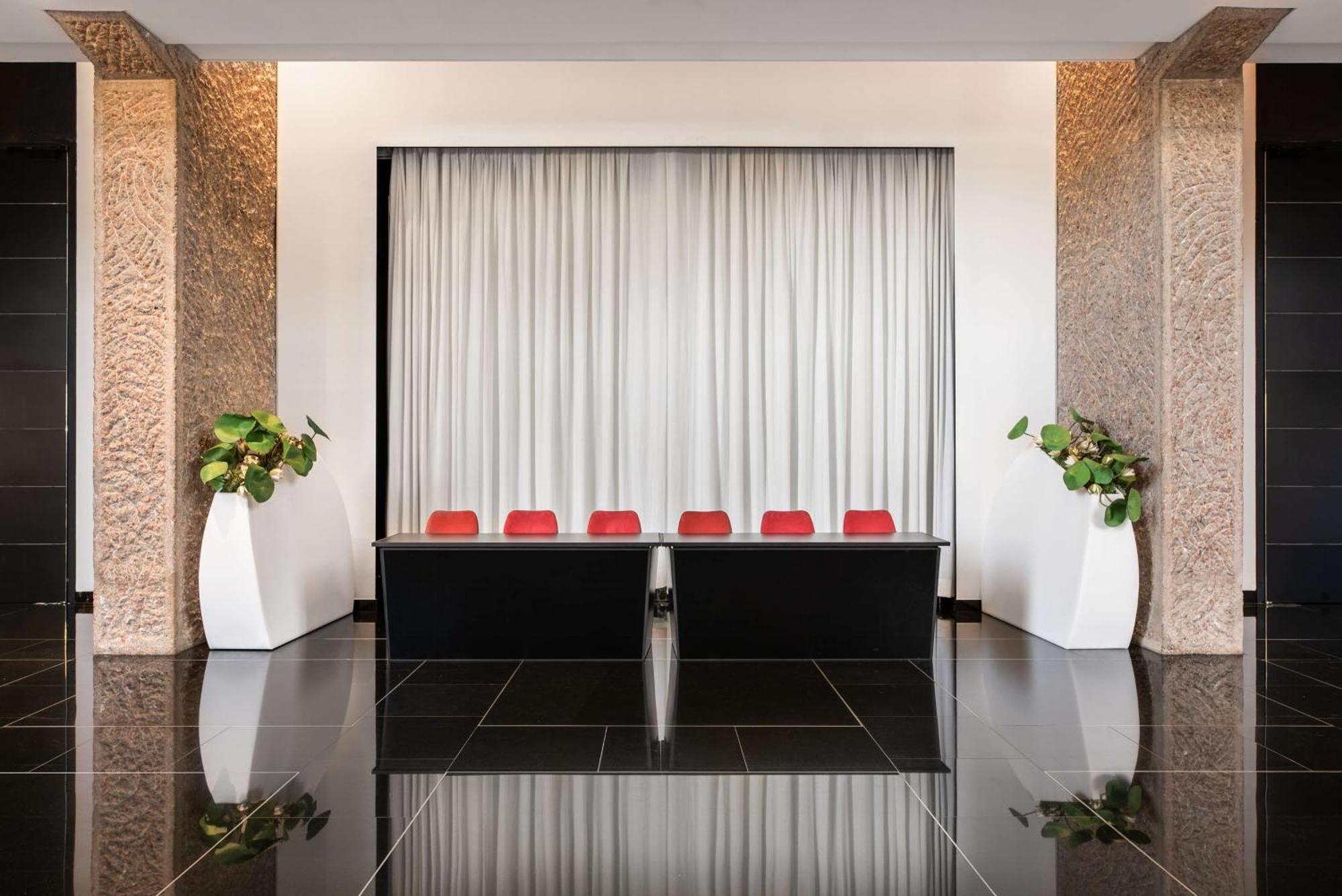 Hilton Airport Hotel 4*