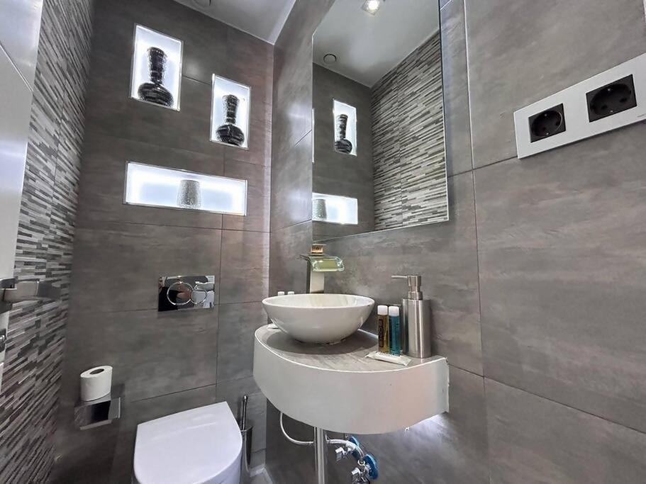 Duplex 8 Personas Con Sauna Jacuzzi Y Cine * Madrid