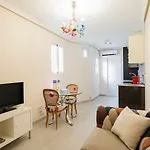 Cuidadosamente decorado apartamento junto al metro