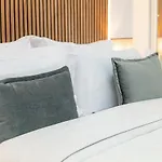 Sleep, Shower And Coffee Near Madrid\'S Gran Via