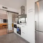 2 Bedroom 2 Bathroom Furnished - Salamanca - Bright & Stylish - Mintystay