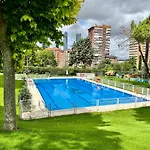 ARTURO SORIA CON PISCINA y BAR