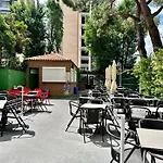 ARTURO SORIA CON PISCINA y BAR