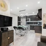 Plaza España Apartment by Rentalis