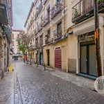 Escapada Urbana Para 8 En Calle Del Infante Gl