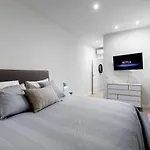 Principe de Vergara Apartment II by Flatsweethome
