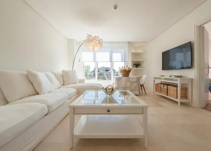 Luminoso Y Elegante Apartamento En Urbanizacion De Lujo En Aravaca - Madrid / Con Piscina, Gimnasio Y Parking Privado Con Portero Y Vigilancia