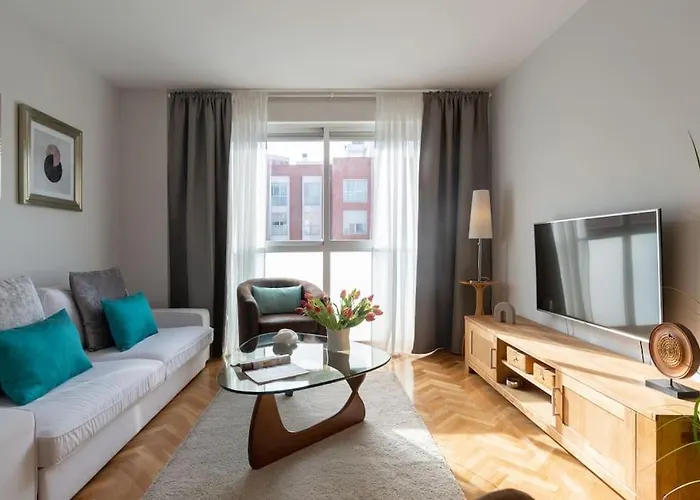 Vivienda Con Zona De Trabajo, Piscina Y Parking