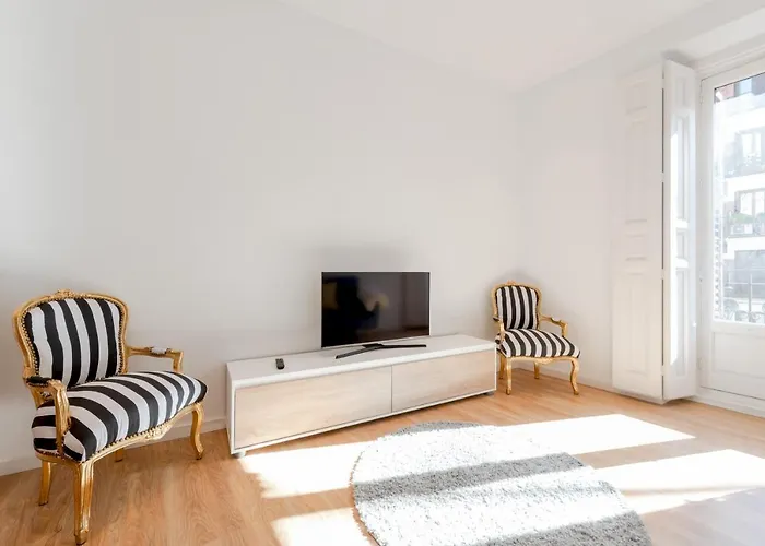 3 Bedrooms 2 Bathrooms Furnished - La Latina - Bright & Spacious - Mintystay