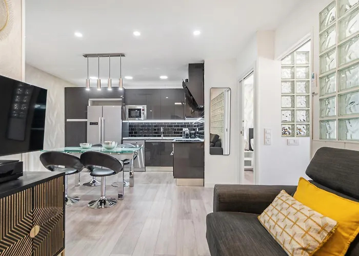Plaza España Apartment by Rentalis