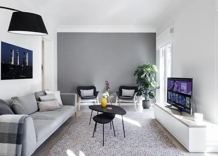 Principe de Vergara Apartment II by Flatsweethome