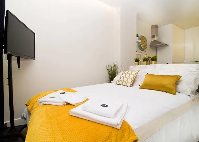 Modern Studio in Embajadores Street by Batuecas