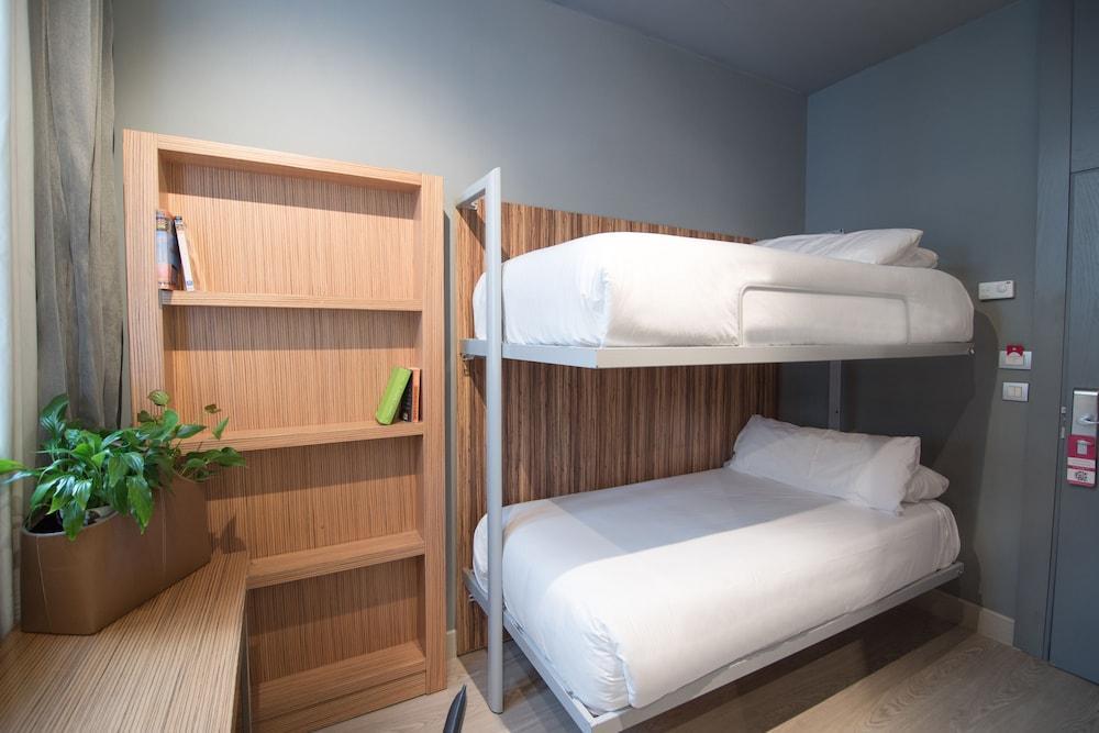 Petit Palace Tres Cruces 3*