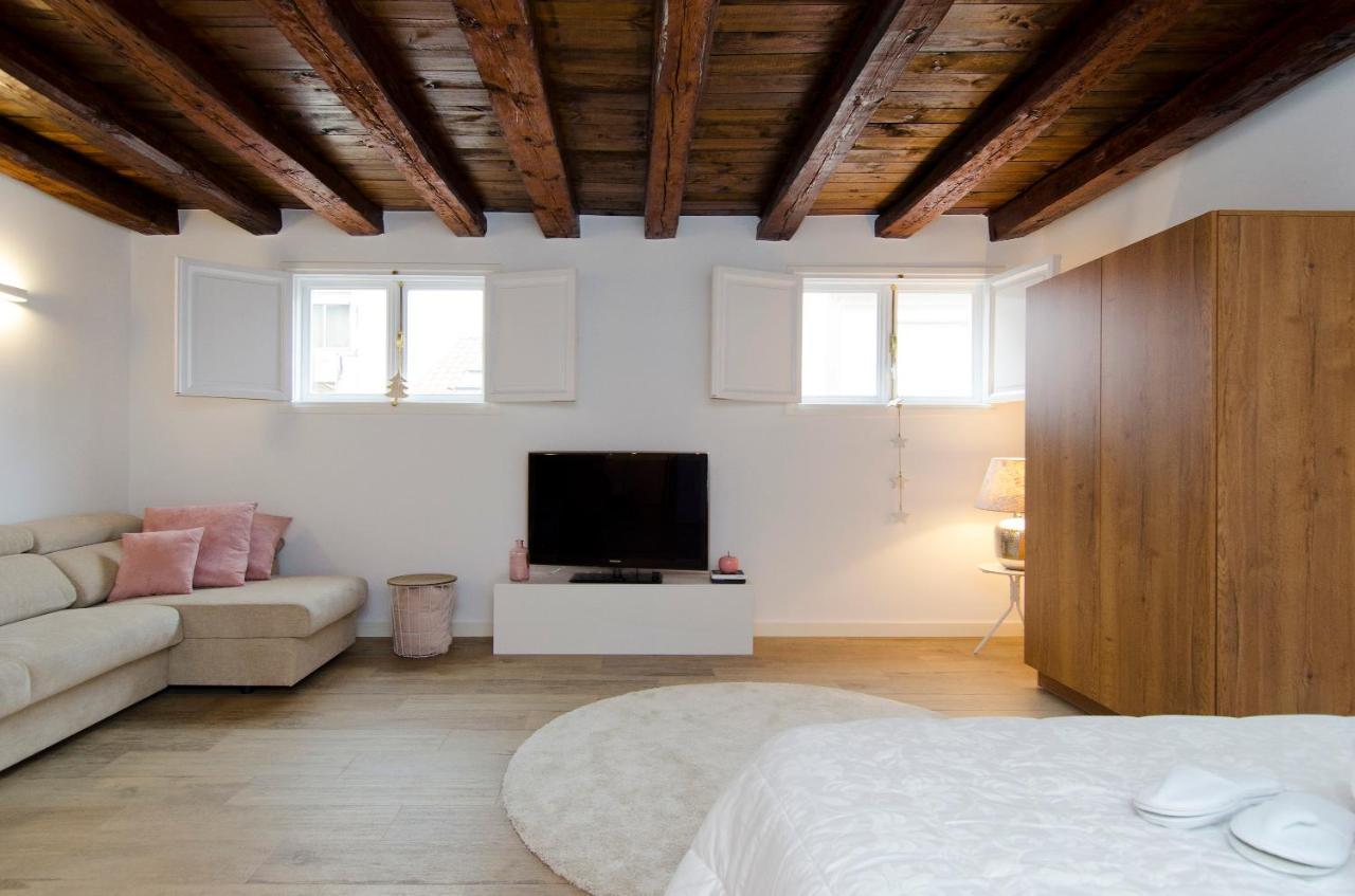 Hellenhost - Gran Via Apartment