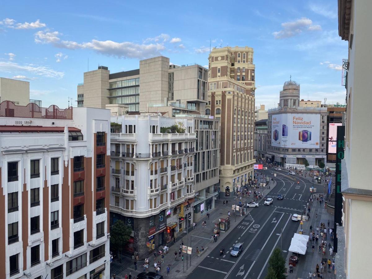 Doble Exterior En La Gran Via De Madrid