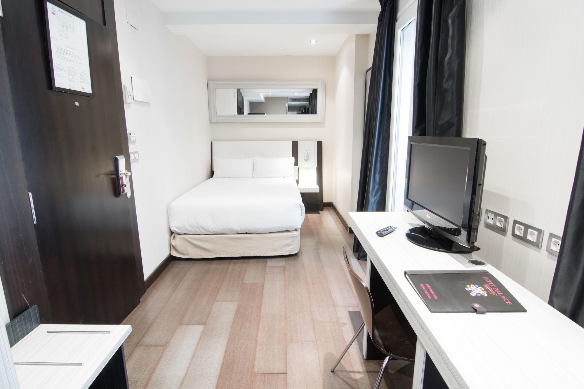 Hotel Petit Palace Arenal 3*