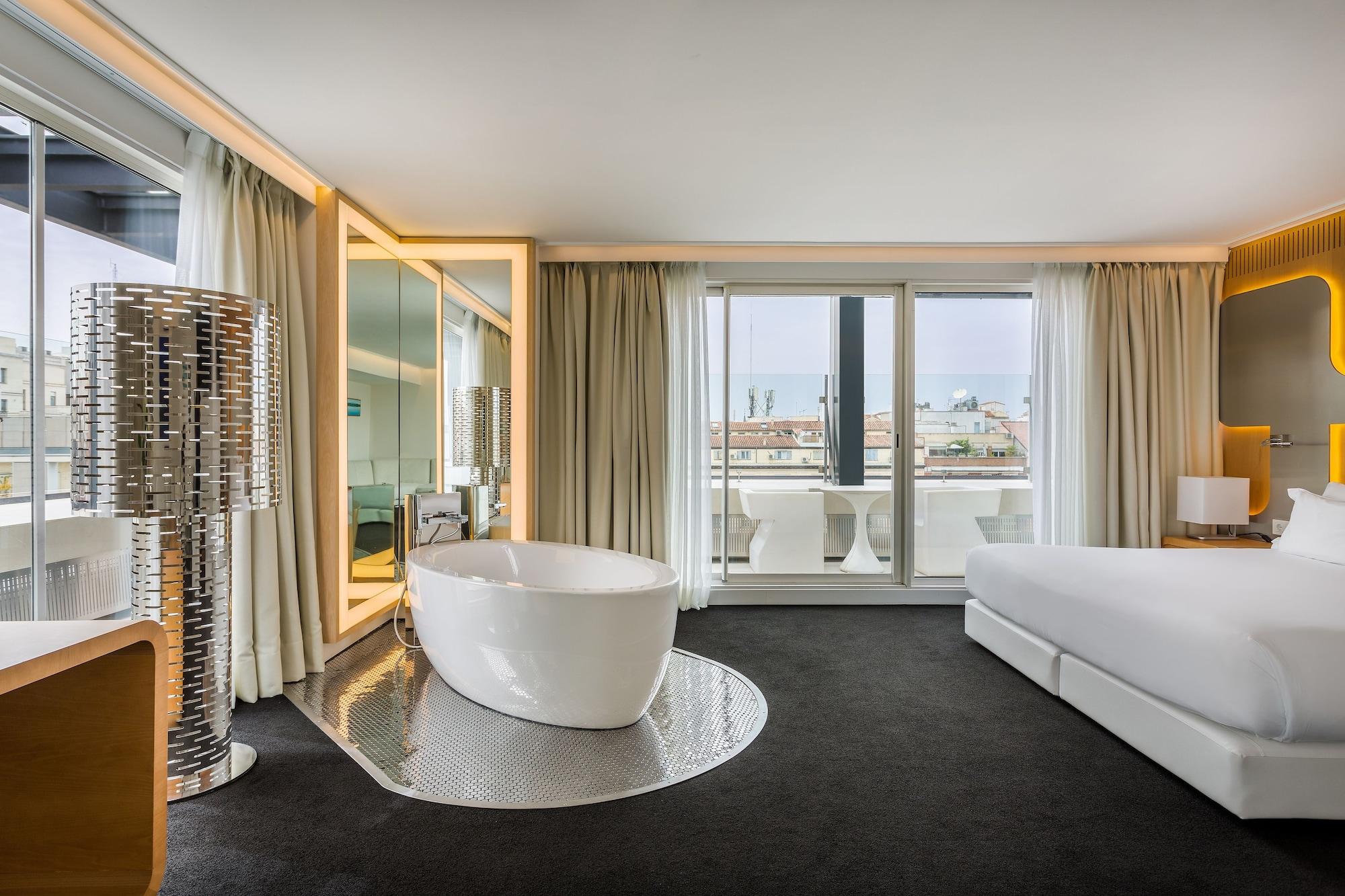 Mate Oscar, Hotel