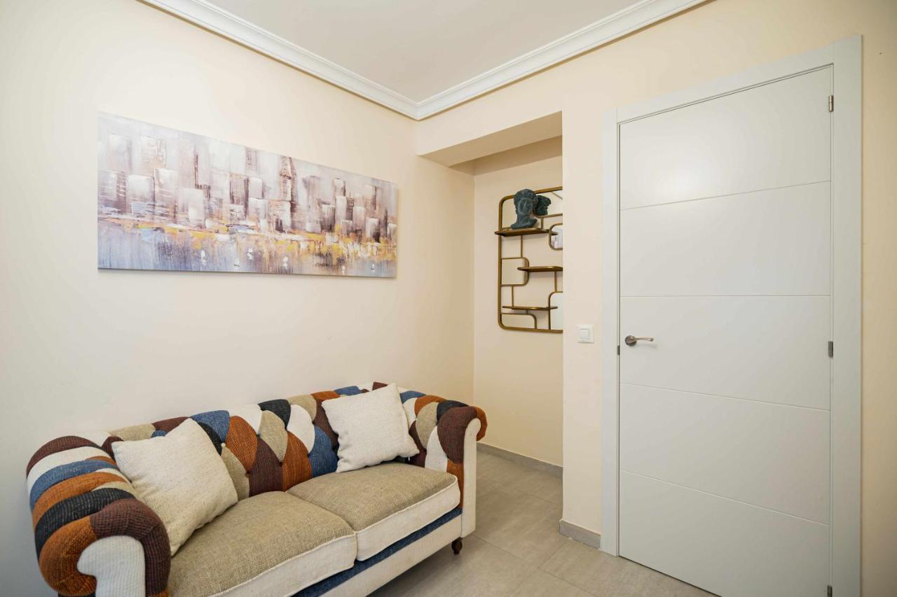 Cuidadosamente Decorado Junto Al Metro Apartamento Madrid