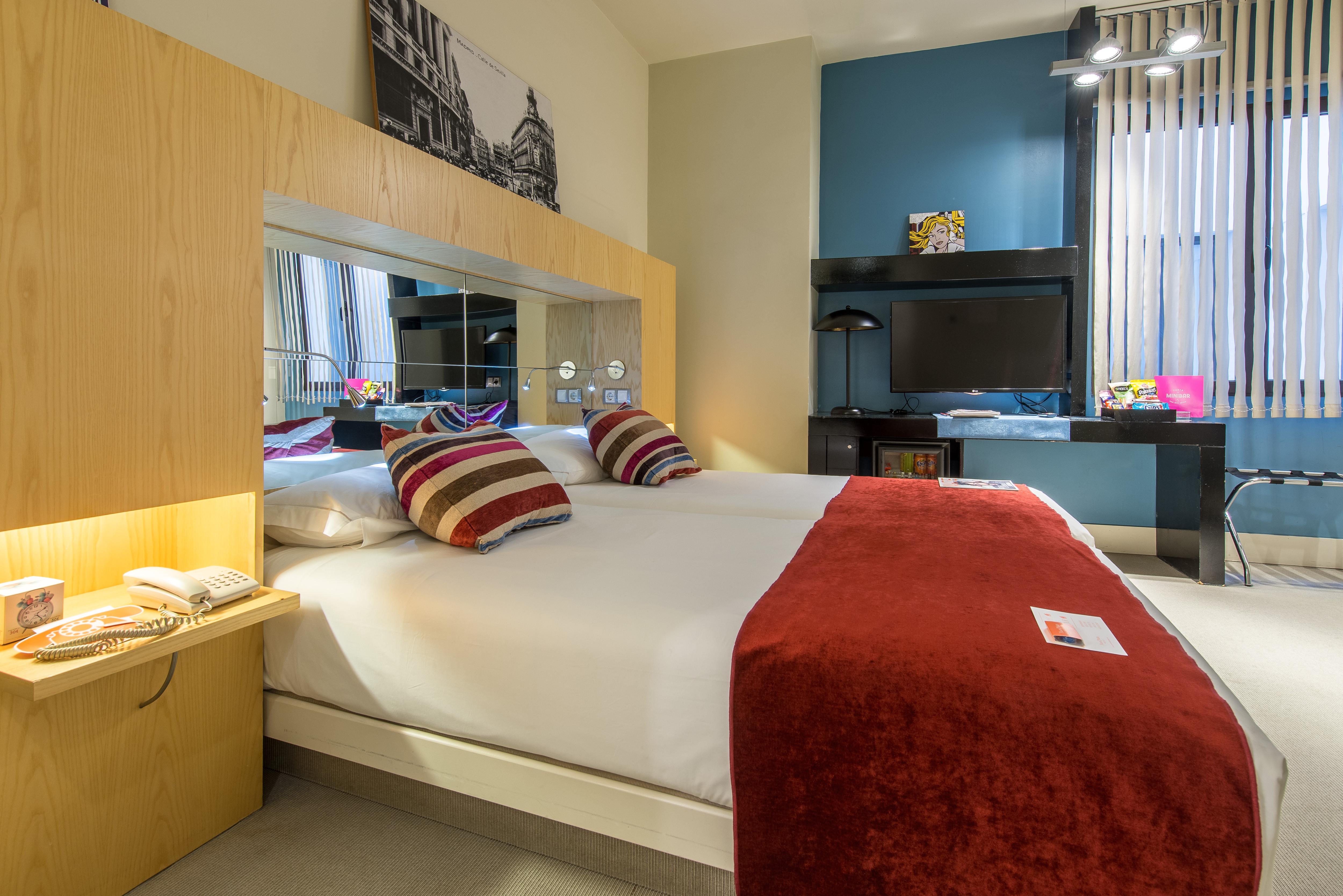 Mate Alicia, Hotel