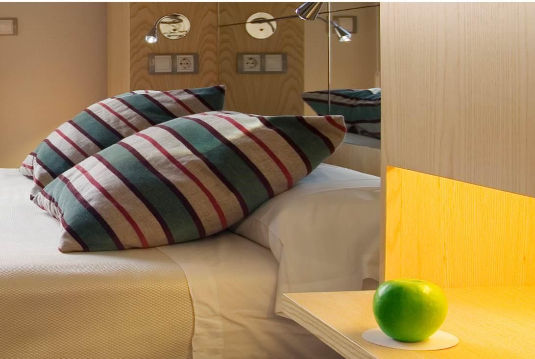 Mate Alicia, Hotel