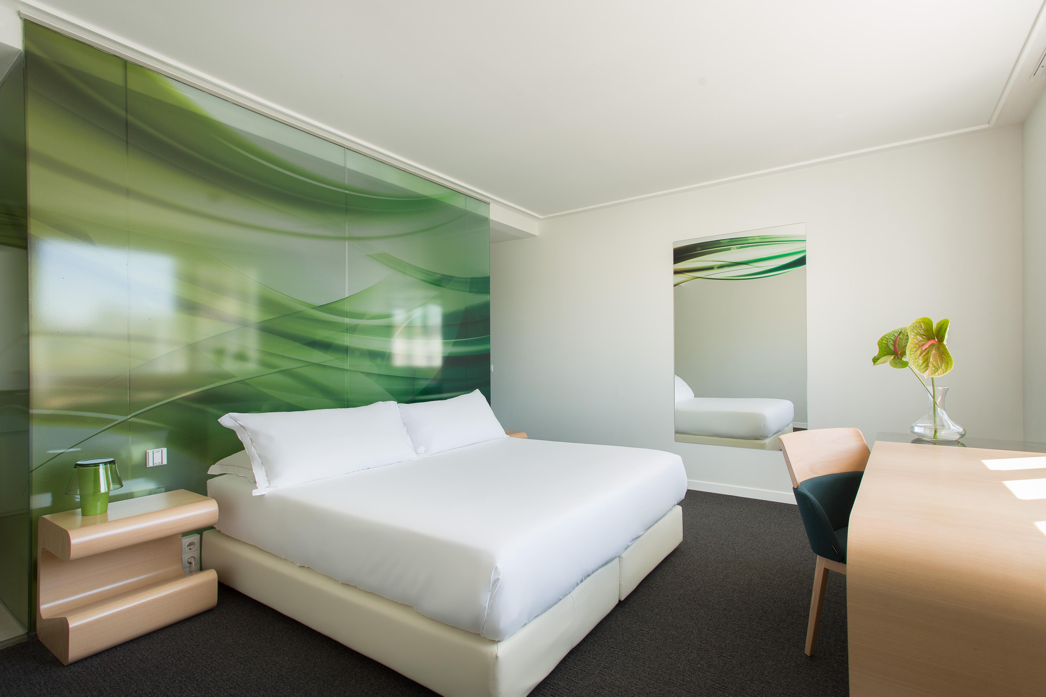 Mate Oscar, Hotel