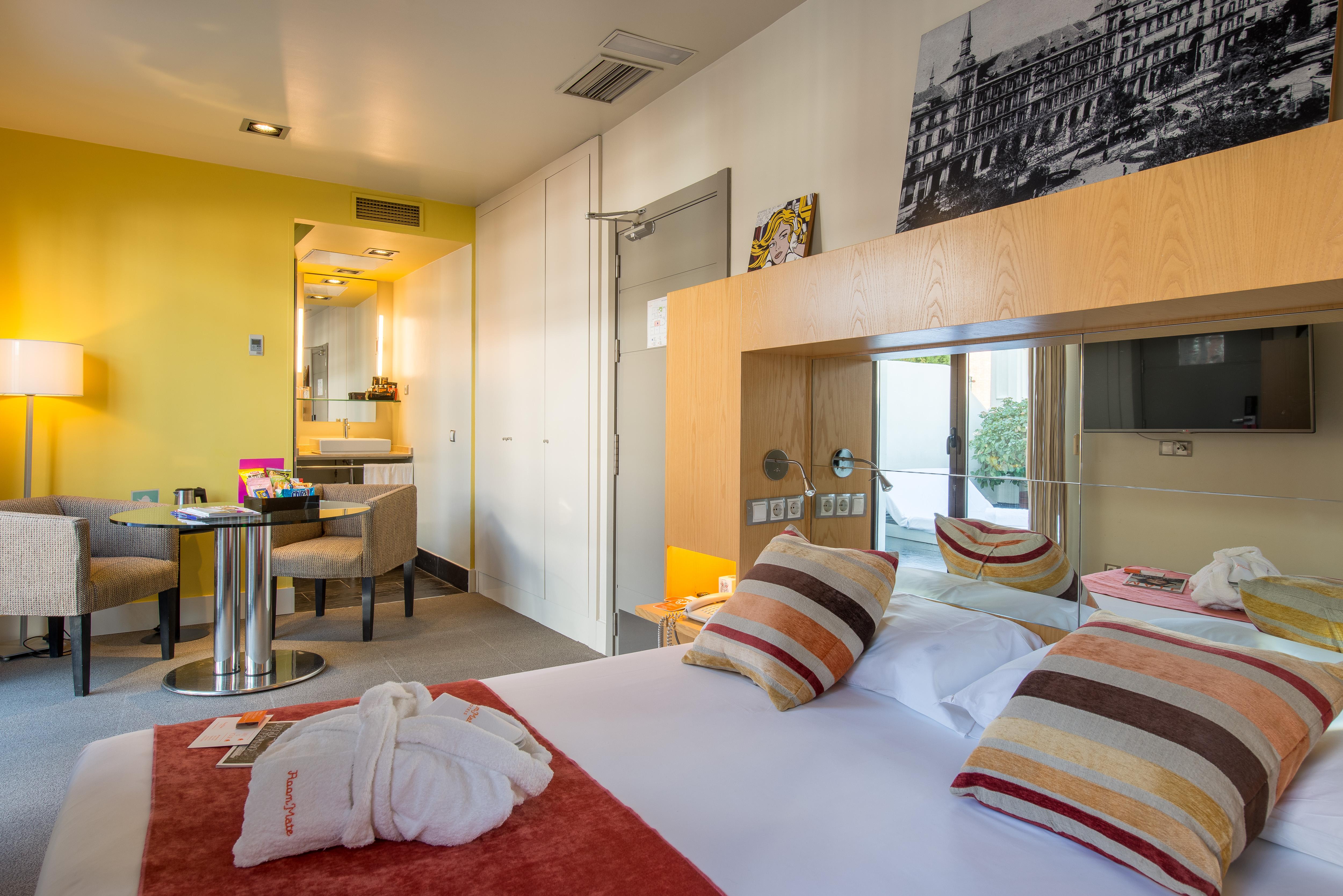 Mate Alicia, Hotel