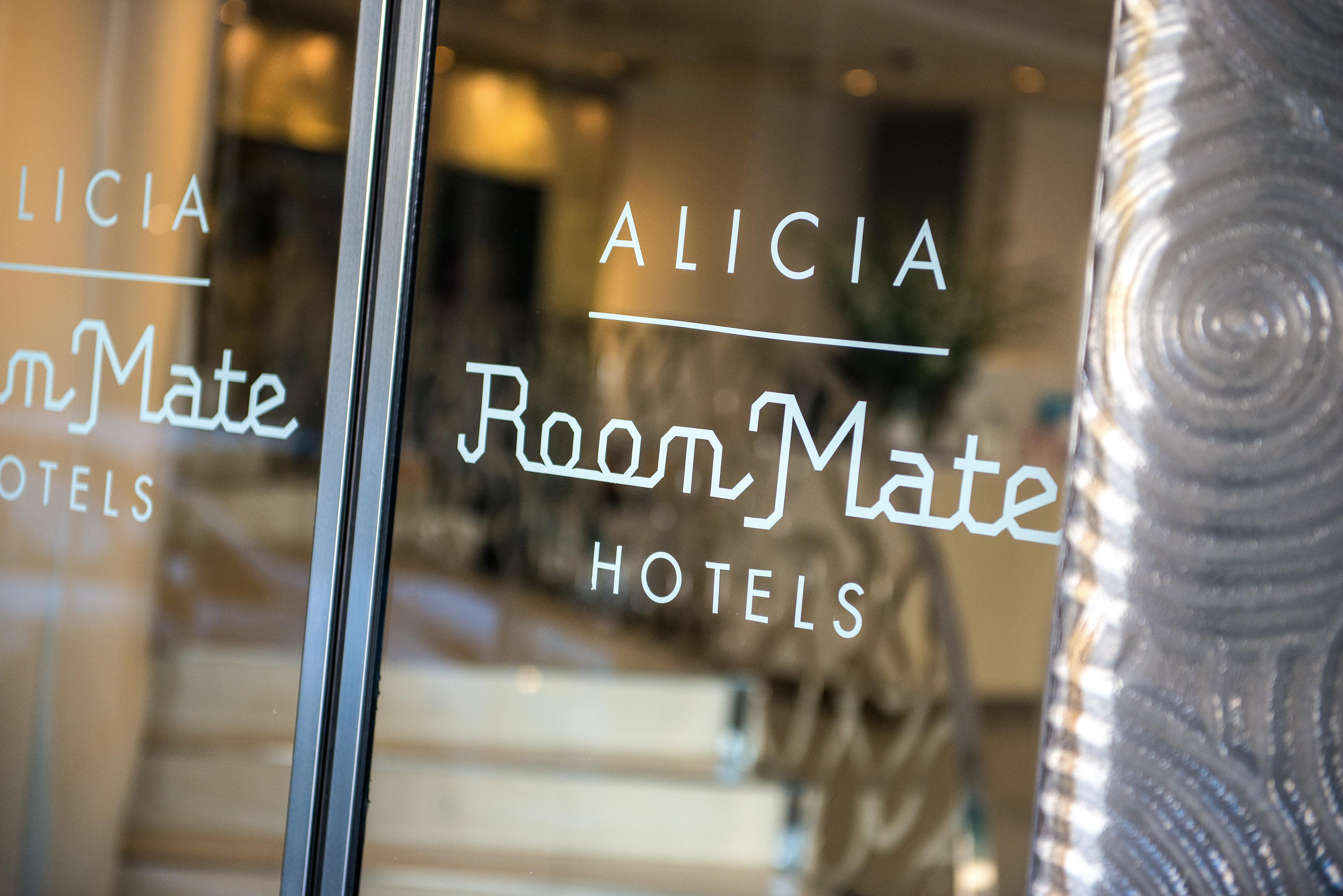 Mate Alicia, Hotel