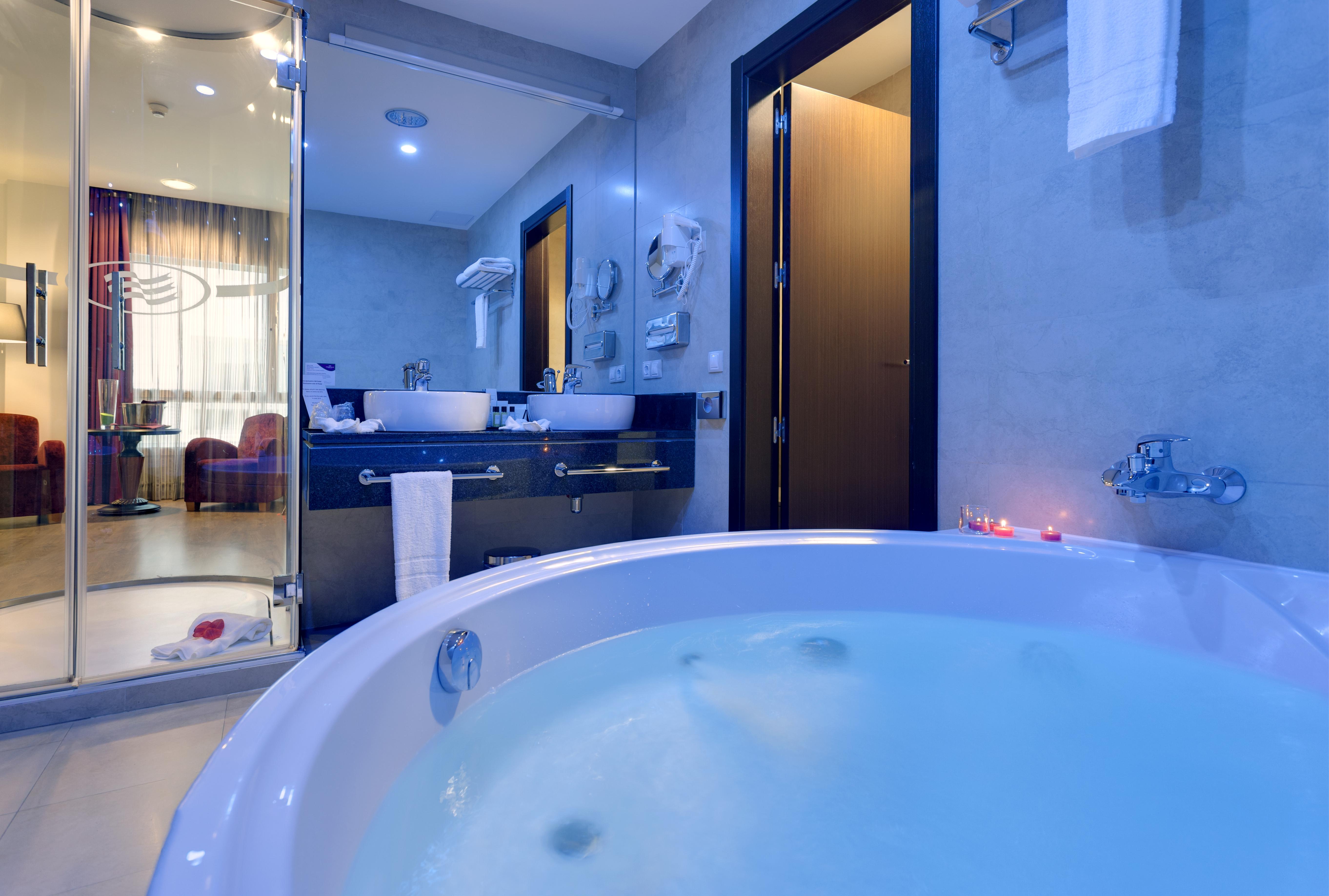 Crowne Plaza Airport Hotel 4*