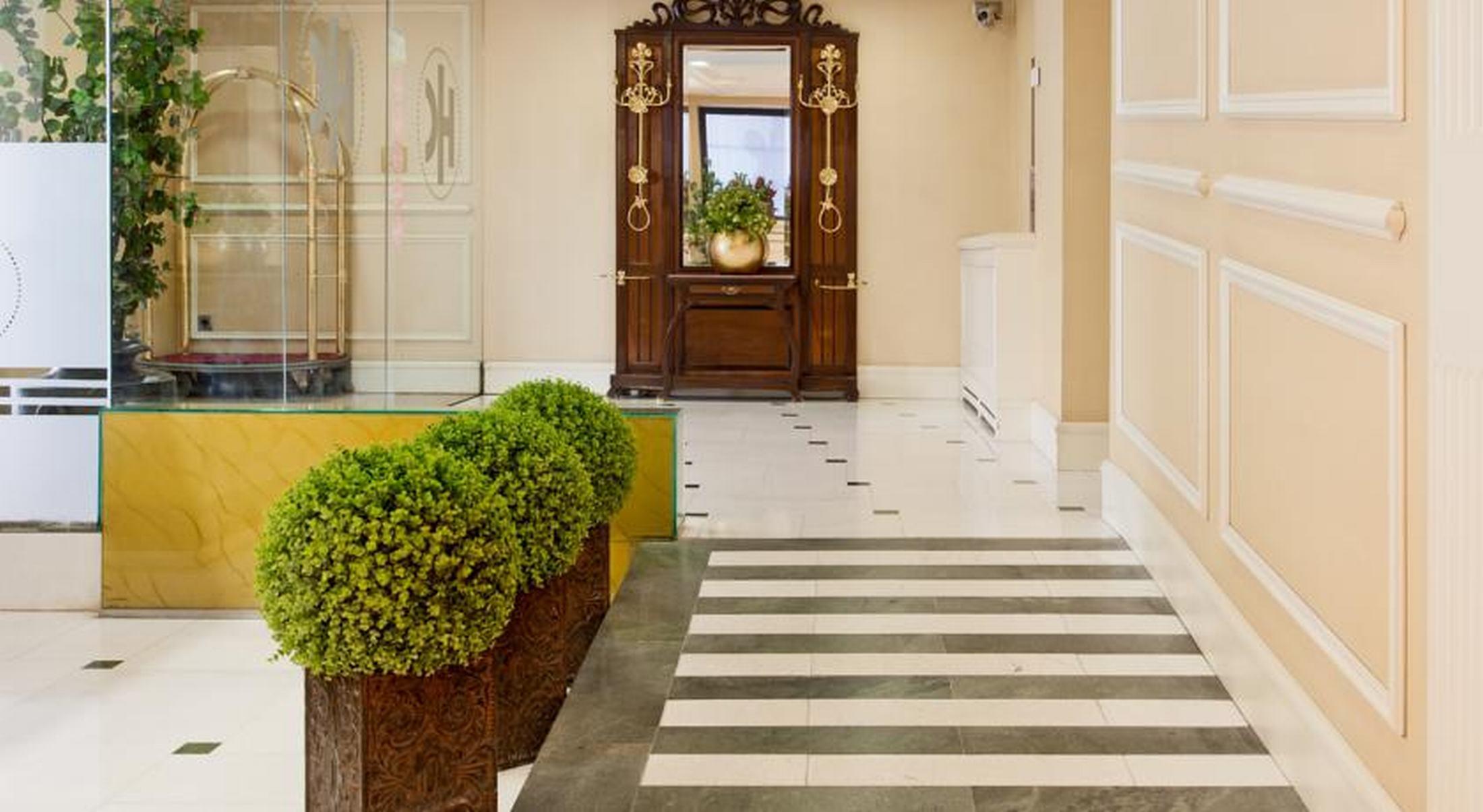 Hotel Catalonia Cortes 4*