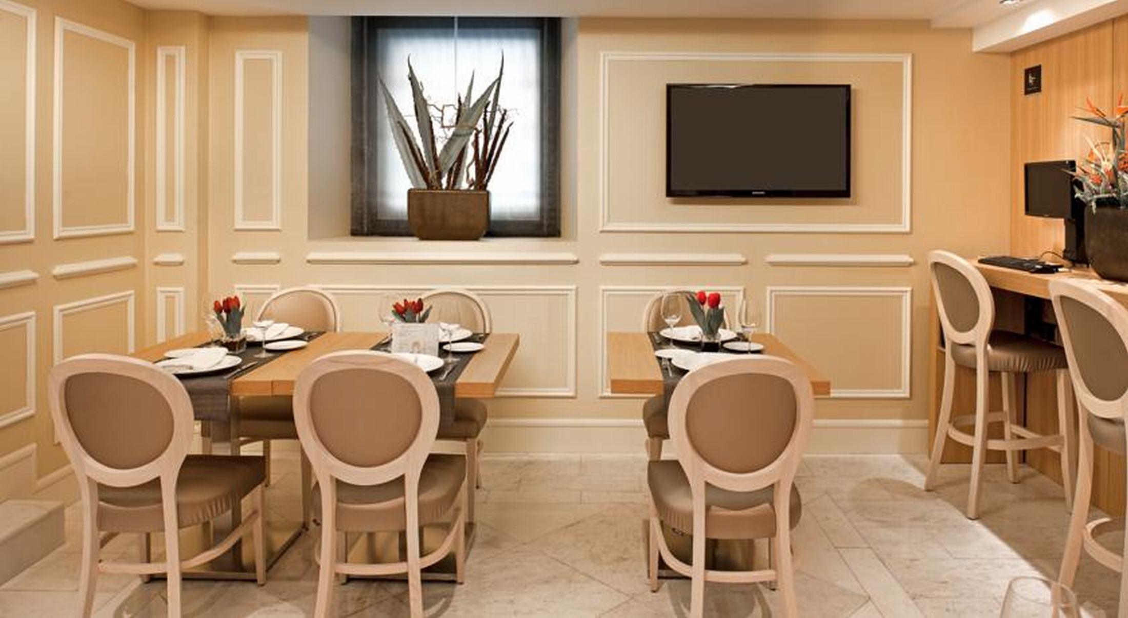 Hotel Catalonia Cortes 4*