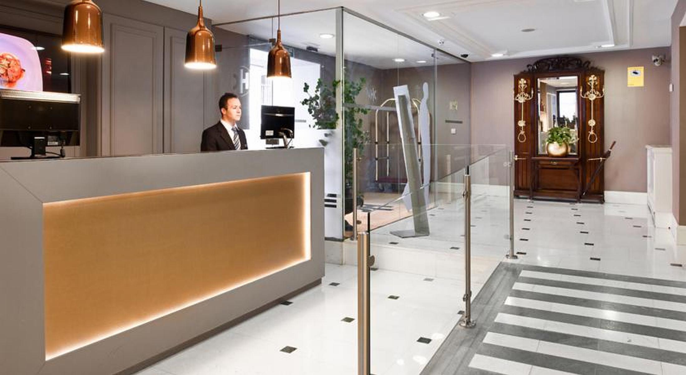 Hotel Catalonia Cortes 4*