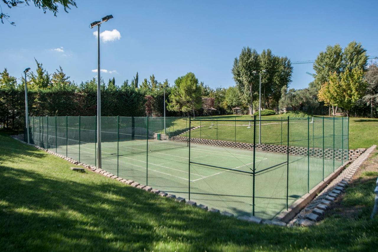Luminoso Y Elegante En Urbanización De Lujo En Aravaca – / Con Piscina, Gimnasio Y Parking Privado Con Portero Y Vigilancia Apartamento Madrid