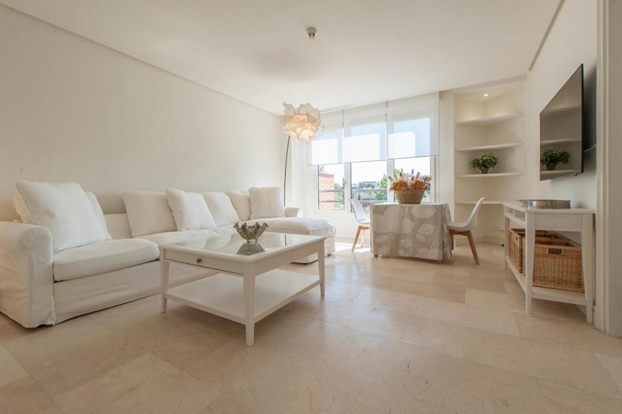 Apartamento Luminoso Y Elegante En Urbanización De Lujo En Aravaca – / Con Piscina, Gimnasio Y Parking Privado Con Portero Y Vigilancia