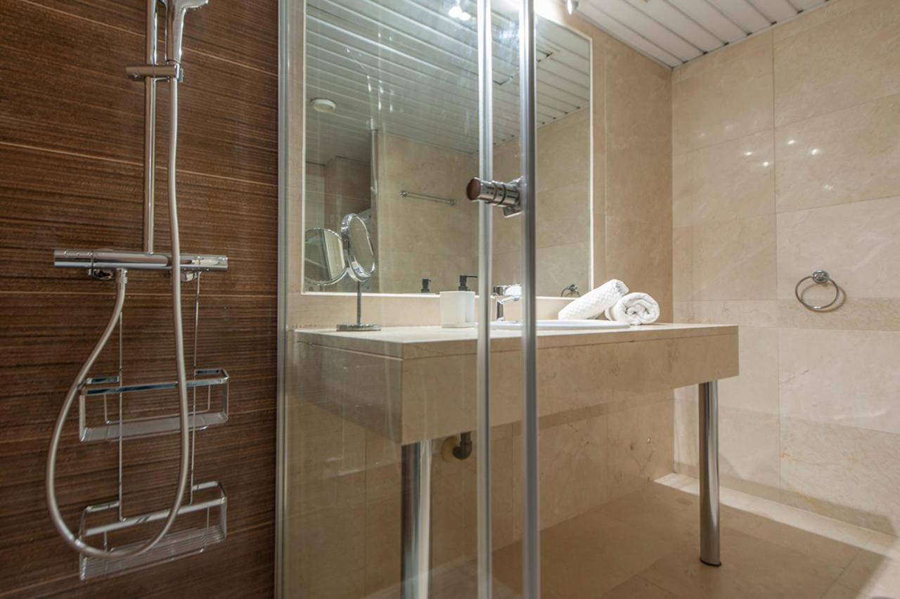 Luminoso Y Elegante En Urbanización De Lujo En Aravaca – / Con Piscina, Gimnasio Y Parking Privado Con Portero Y Vigilancia Apartamento *
