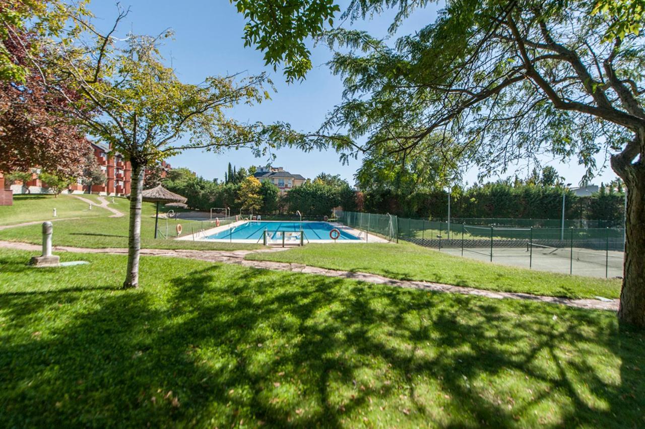 Apartamento Luminoso Y Elegante En Urbanización De Lujo En Aravaca – / Con Piscina, Gimnasio Y Parking Privado Con Portero Y Vigilancia *