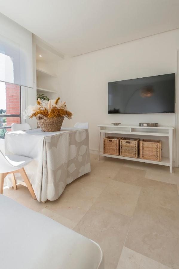 Luminoso Y Elegante En Urbanización De Lujo En Aravaca – / Con Piscina, Gimnasio Y Parking Privado Con Portero Y Vigilancia Apartamento